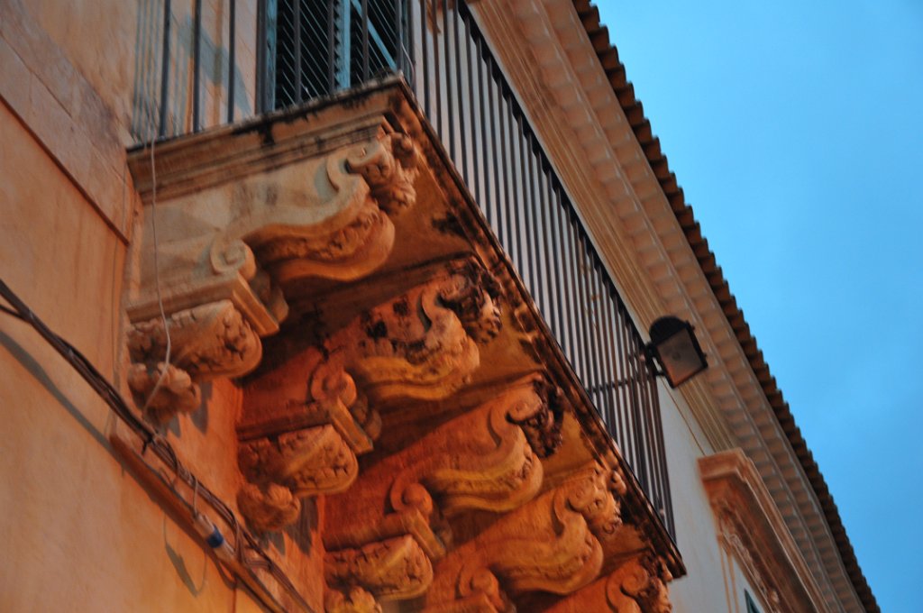 Noto - balcone barocco.JPG